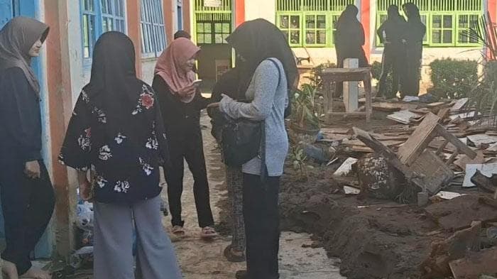 SMKN 1 Peusangan Bersihkan Lumpur, Hari Pertama Sekolah Pasca Banjir
