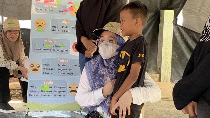 Anak Korban Banjir Aceh Tamiang Menangis Haru Saat Dijenguk Relawan Psikososial