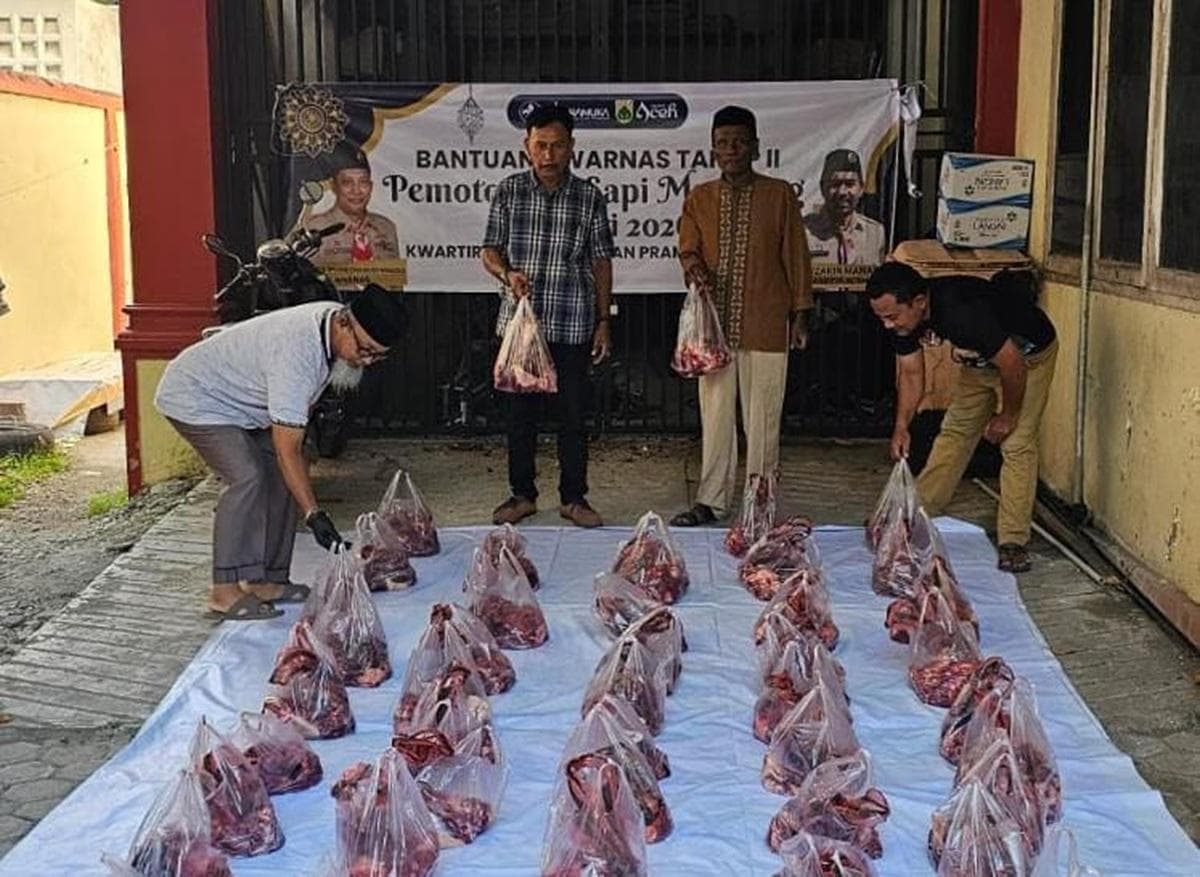 Pramuka Bagikan Daging Meugang untuk Korban Banjir Aceh Jelang Lebaran