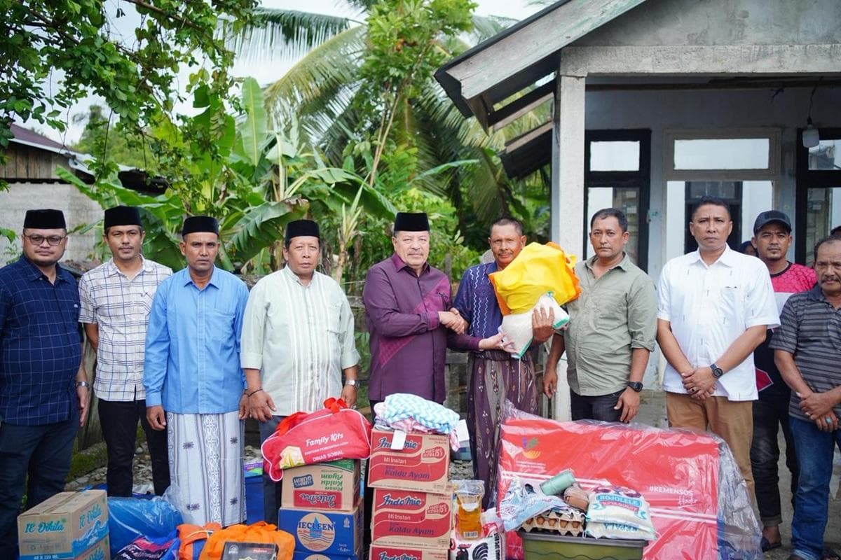 Bupati Nagan Raya Serahkan Bantuan Masa Panik untuk Korban Angin Kecang di Gampong Panton Bayam