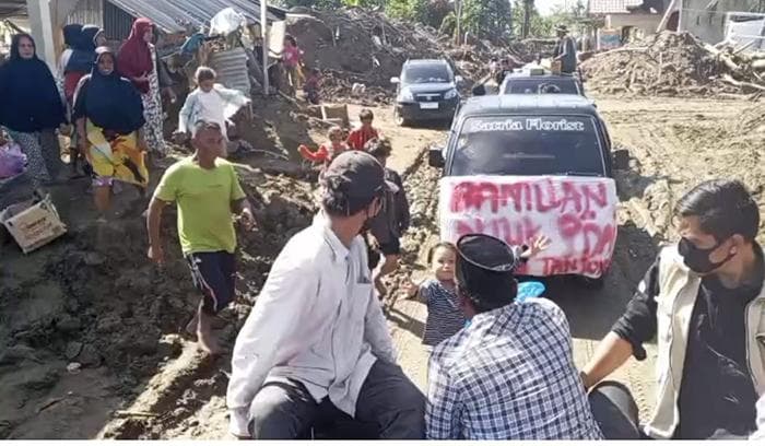Masyarakat Kembang Tanjong dan The Hunter Community Antar Bantuan Korban Banjir Pidie Jaya