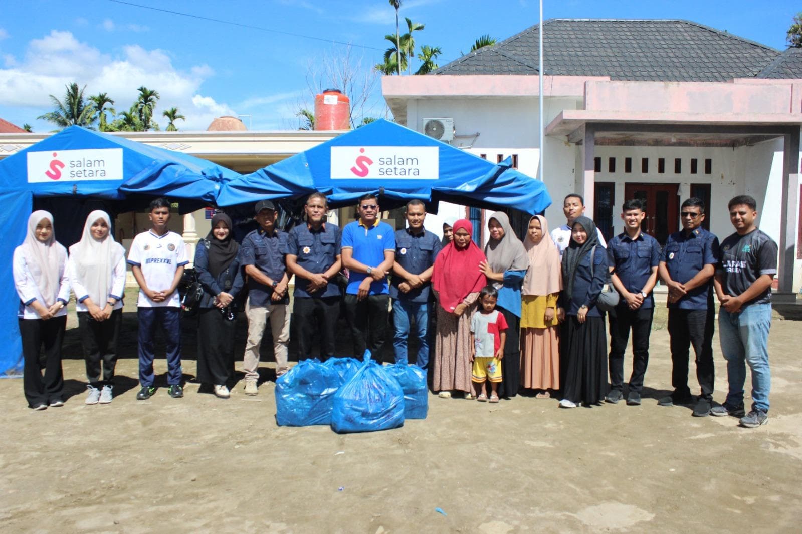 Lapas Bireuen Salurkan Kerudung untuk Warga Korban Banjir di Kutablang