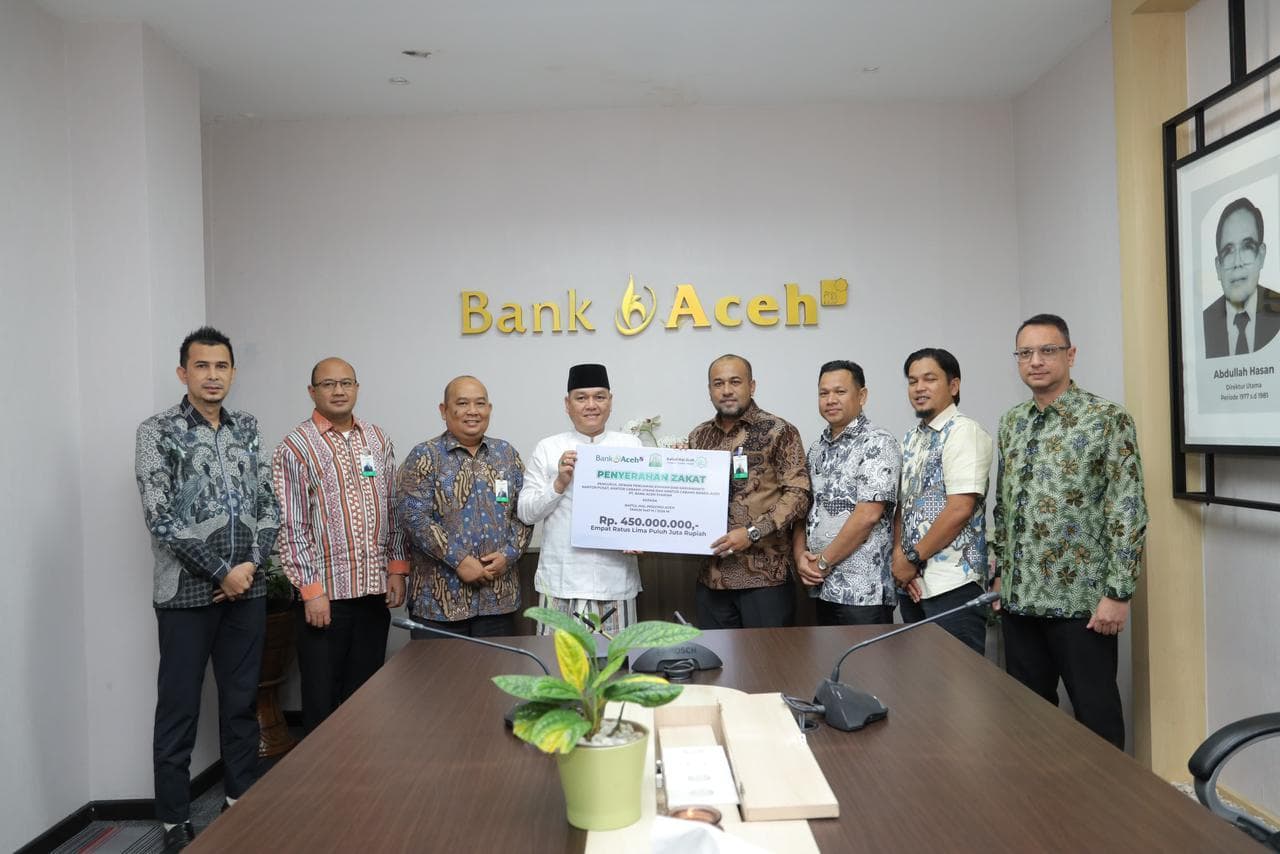 Bank Aceh Salurkan Zakat Karyawan Rp 1,4 Miliar untuk Warga Miskin