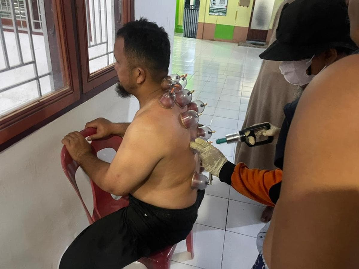 Relawan UAR Layani Bekam Gratis untuk Korban Banjir Aceh dan Sumatra Utara