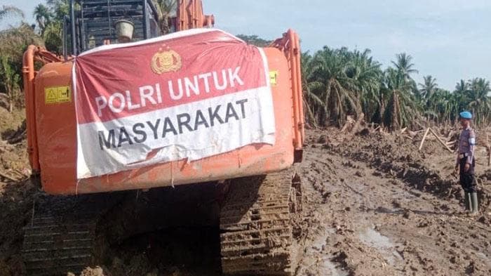 Polri Kerahkan Dua Beko untuk Percepat Pemulihan Pascabanjir di Langkahan Aceh Utara