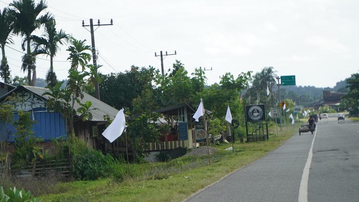 Masyarakat Lamno Aceh Jaya Kibarkan Bendera Putih Sepanjang Jalan Nasional