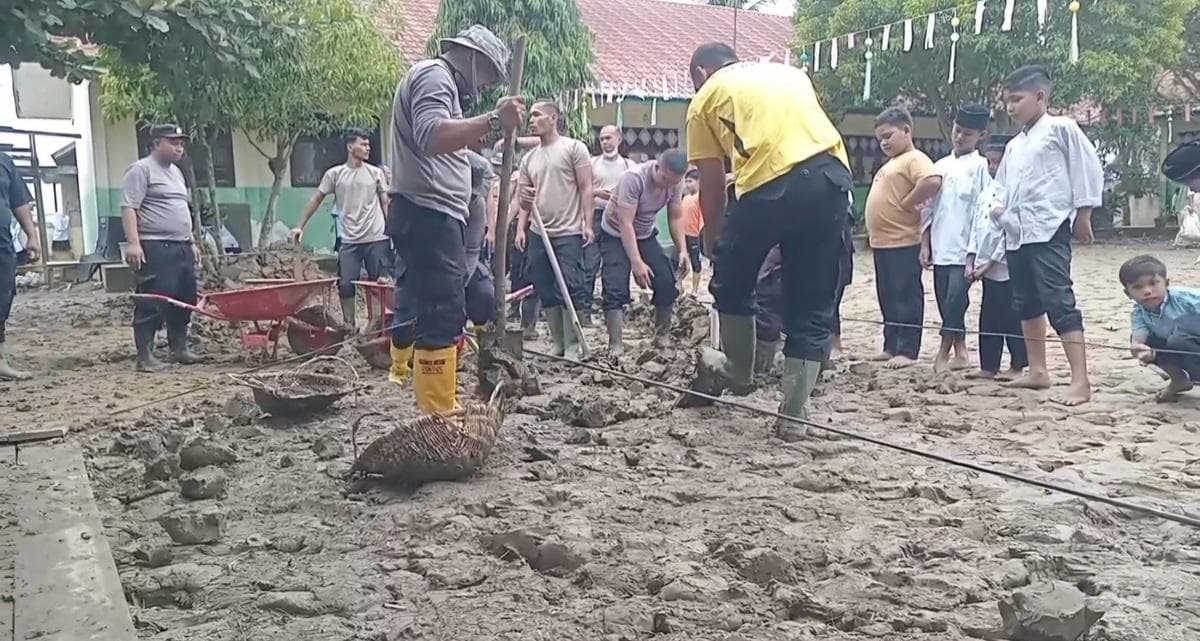 Polres Bireuen Bersihkan Dua SD Terdampak Banjir di Jangka dan Peusangan