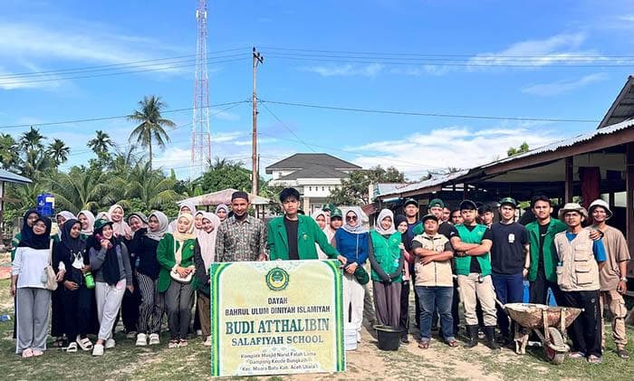 Mahasiswa KKN Unimal Bersihkan Dayah Bahrul U’lum Pascabanjir di Aceh Utara