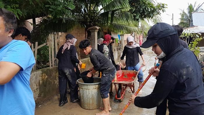 Pegang Cangkul dan Sekop Serta Kereta Sorong, Ratusan Relawan FISIP Unimal Bersihkan Lumpur Banjir