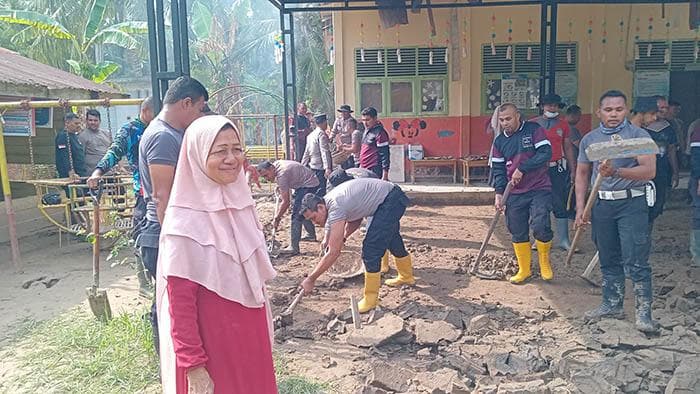 Polres Bireuen Bersihkan Lumpur di TK Tursina Pasca Banjir, Warga Ceria
