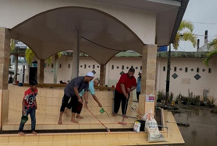 BKPRMI Aceh Timur Bersihkan Masjid Jelang Ramadan untuk Kenyamanan Jemaah