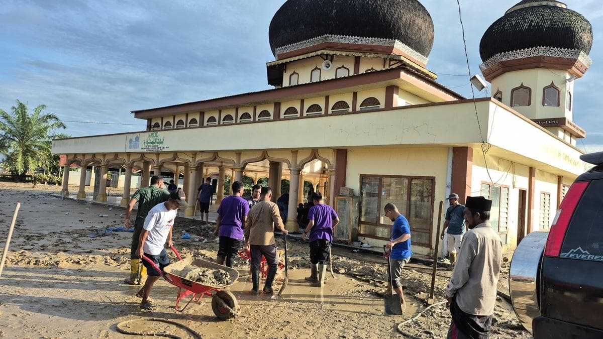 FEVCI Chapter Aceh dan Sumut Peduli Pengungsi dan Bersihkan Masjid Alue Ie Mirah Aceh Utara