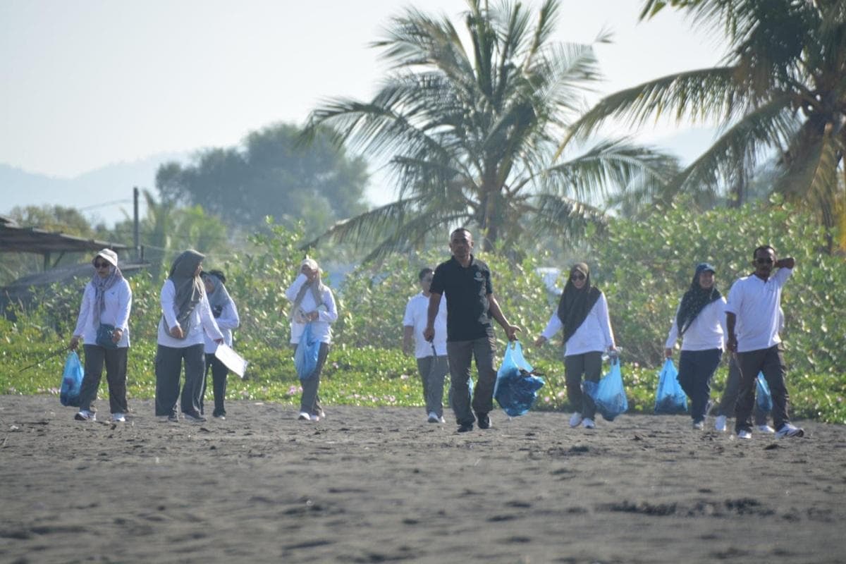 Ratusan Warga Aceh Bersihkan Pantai Syiah Kuala dalam Gerakan ASRI