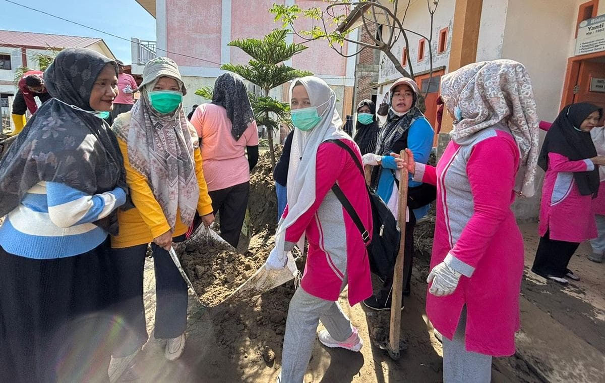 45 Tenaga Medis Bireuen Bersihkan Polindes Gampong Putoh Pasca Banjir