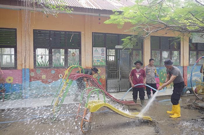 Polres Lhokseumawe Bersihkan SDN 8 dan TK Pembina Muara Batu Pasca Banjir