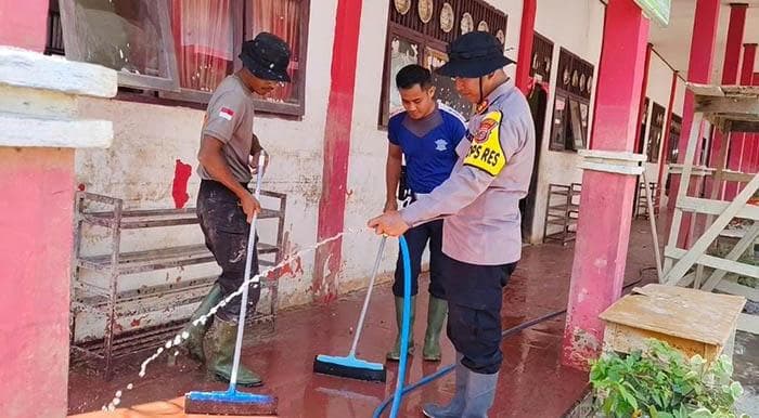 Polres Lhokseumawe Bersihkan SDN 5 Muara Batu Pasca Banjir untuk Kelancaran Belajar