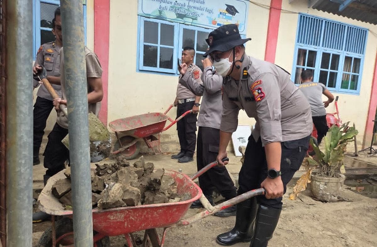 Mahasiswa dan Polres Bireuen Bersihkan SMKN 1 Peusangan Pasca Banjir
