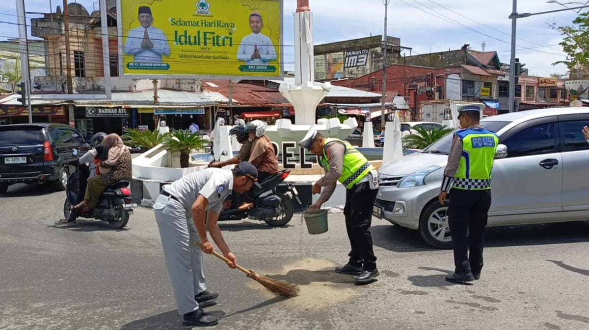 Satlantas Aceh Barat Cegah Kecelakaan dengan Bersihkan Tumpahan Minyak di Meulaboh