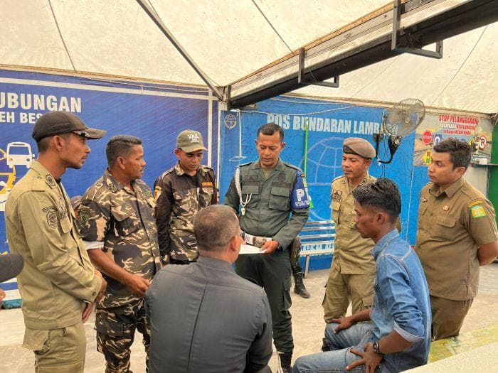 Satpol PP Aceh Besar Bubarkan Penggalangan Dana Ilegal di Bundaran Lambaro