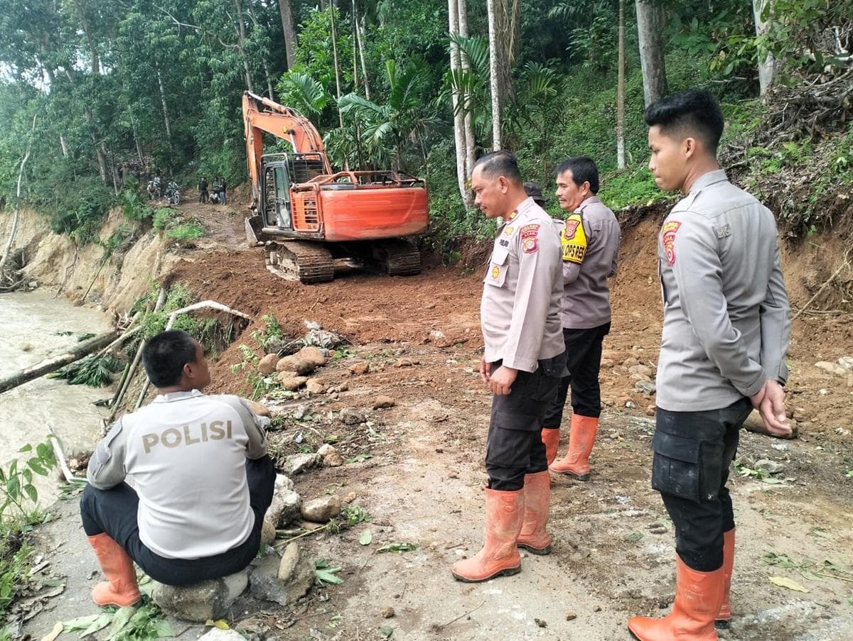 Polres Gayo Lues Buka Jalan Darurat Desa Pertik-Ekan, Warga Senang