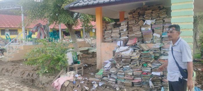 Guru MIN Muara Batu Bersihkan Lumpur Pascabanjir untuk Kembalikan Pendidikan