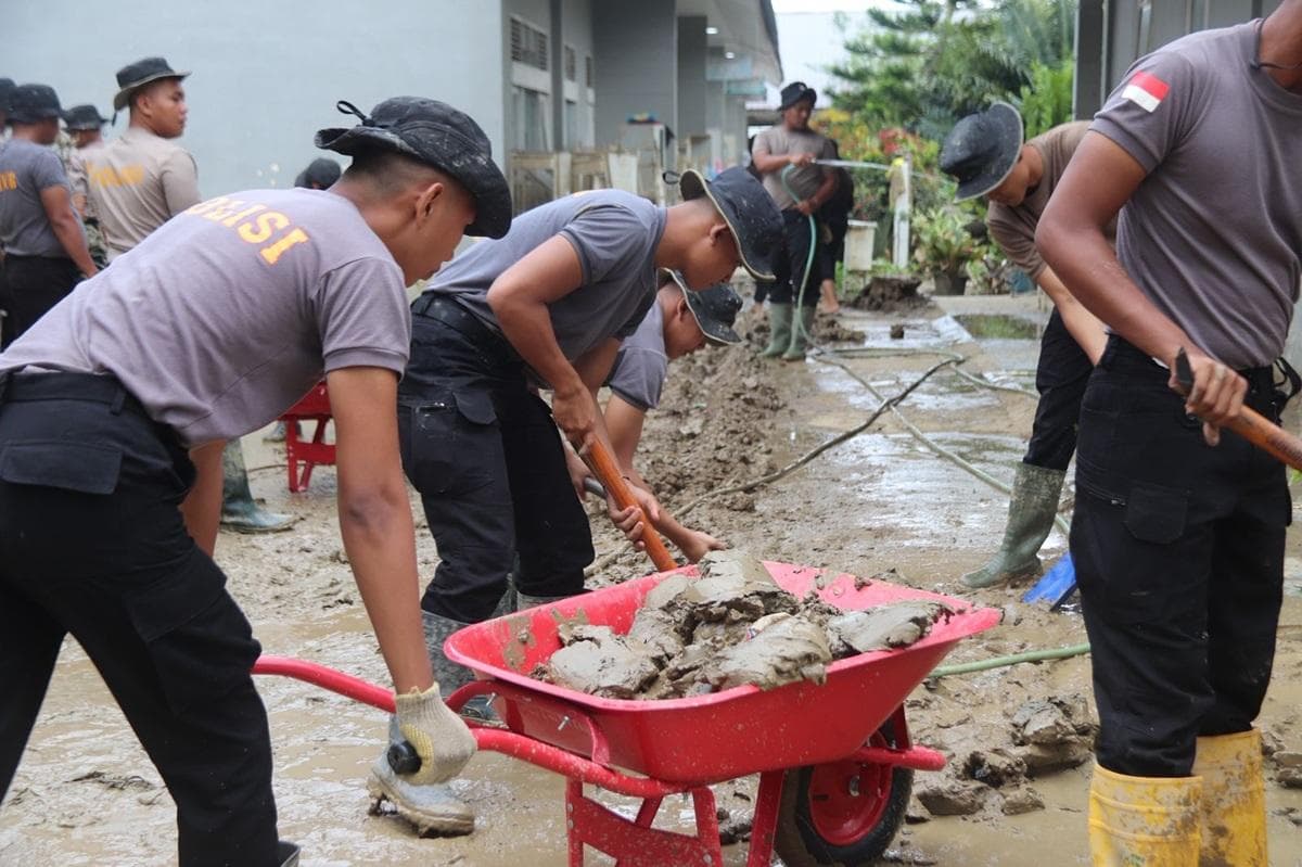 73 Personel Brimob Bantu Bersihkan SMAN 1 Tanah Jambo Aye Pasca Banjir