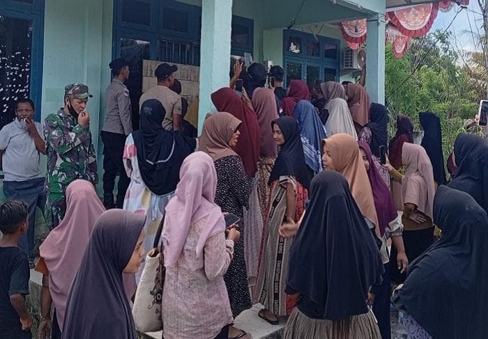 Emak-emak Nagan Raya Segel Kantor Keuchik, Protes Bantuan Banjir Tidak Merata