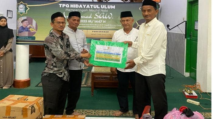 TPQ Hidayatul Ulum Serahkan Donasi untuk Korban Banjir Aceh, Dirangkai Maulid dan Bagi Rapor Santri 