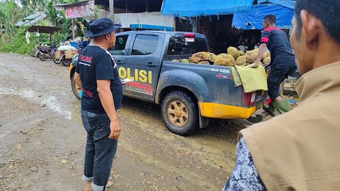 Kapolres Lhokseumawe Borong Durian Korban Banjir di Sawang Aceh Utara