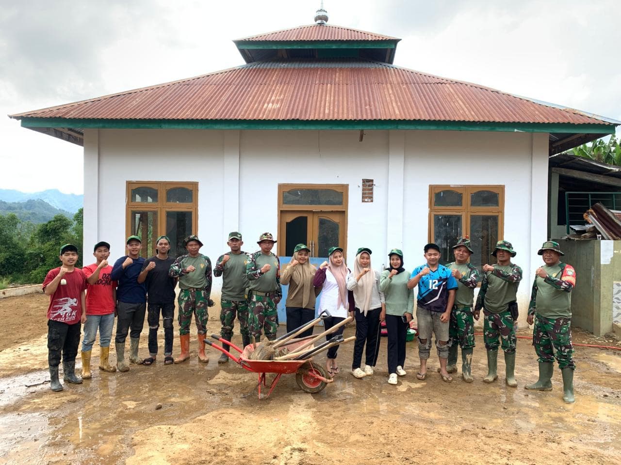 Mahasiswa Unimal dan TNI Bersihkan Meunasah di Desa Tebuk Pasca Banjir