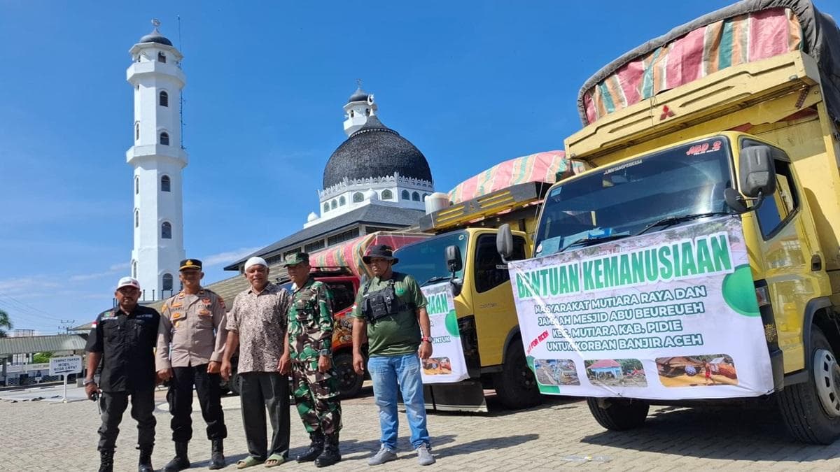 Warga danamp; Jemaah Masjid Abu Beureueh Pidie Antar Bantuan Lima Truk untuk Korban Banjir di Aceh Tamiang