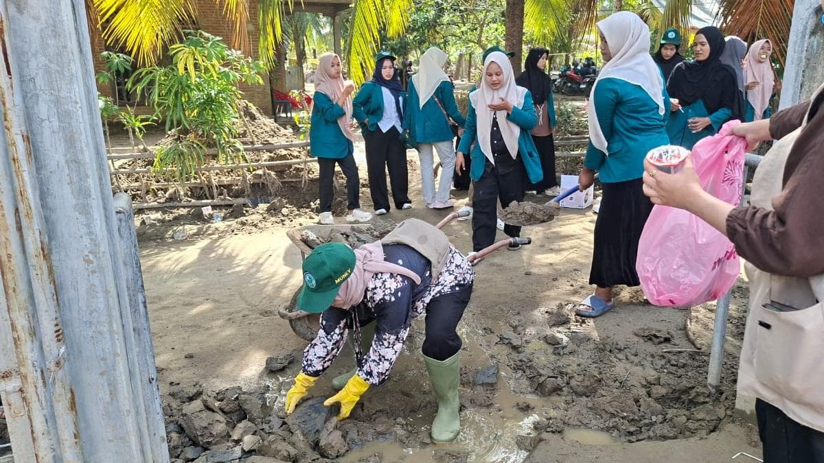 Mahasiswa UNIKI Bersihkan Meunasah Ujong Blang Pasca Banjir Bandang