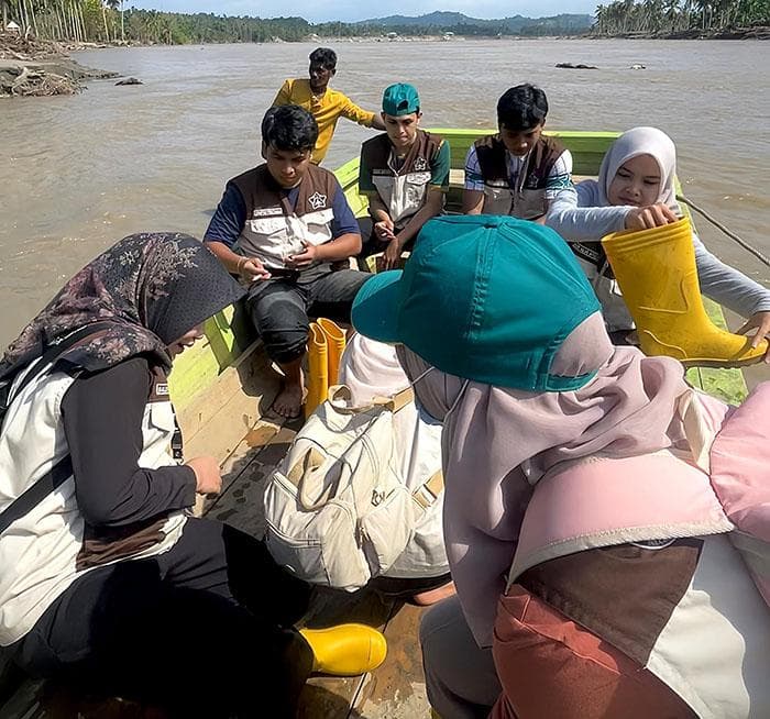 Warga Dusun Alue U Balee Panah Bireuen Masih Terisolasi, Harus Pakai Perahu Getek