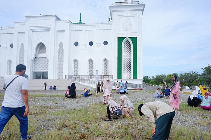 Gotong Royong Massal Nagan Raya Sambut Ramadhan, Masjid Giok dan Pantai Naga Bersih