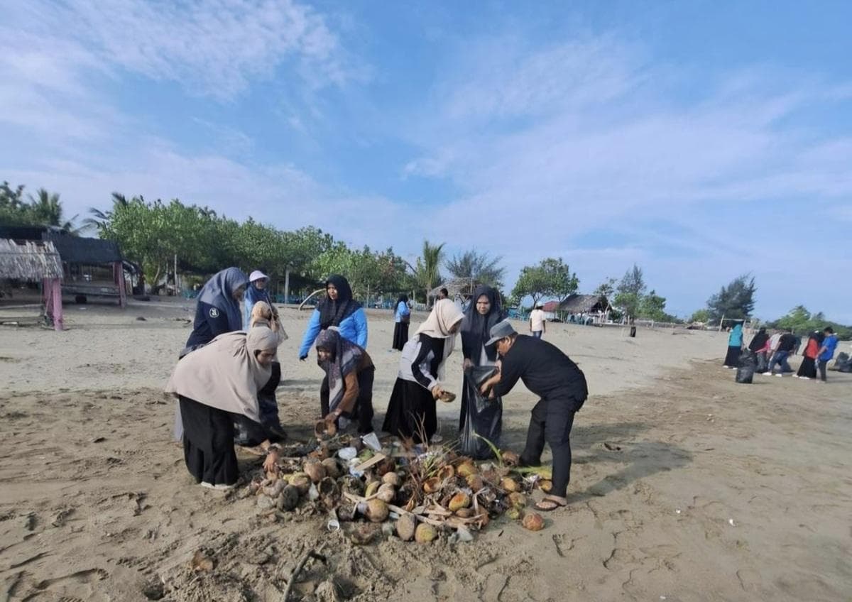 Gotong Royong Bersihkan Sampah di Pantai Kuala Raja Bireuen untuk Kenyamanan Wisatawan
