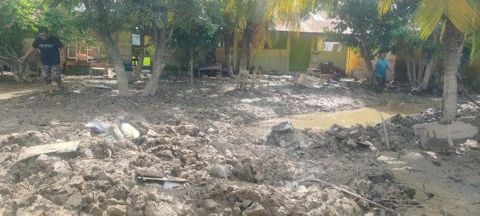 Guru dan Relawan Bersihkan Lumpur di MIN 1 Muara Batu Aceh Utara