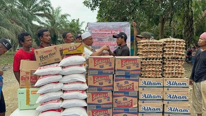 Haji Uma Salurkan Bantuan ke Desa Sah Raja Aceh Timur yang Terisolir