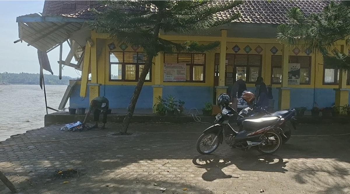 SDN 14 Juli Bireuen Ambruk ke Sungai, Murid Belajar di Tenda