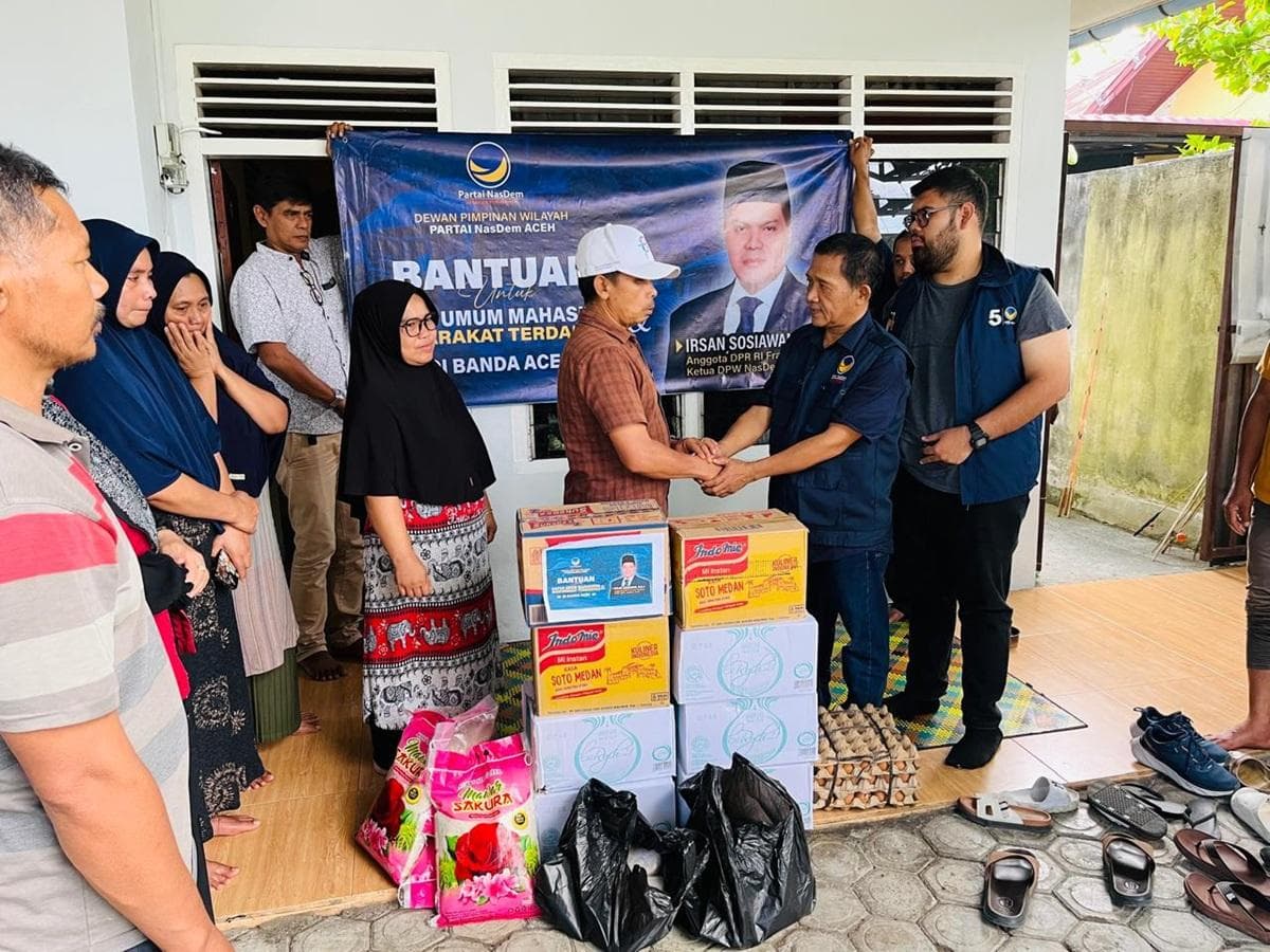 Ketua NasDem Aceh Irsan Sosiawan Serahkan Sembako Dapur Umum Mahasiswa Asal Daerah Terdampak Banjir
