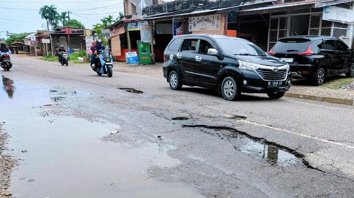 Jalan Nasional Berlubang di Aceh Barat Daya, Warga Minta Segera Diperbaiki