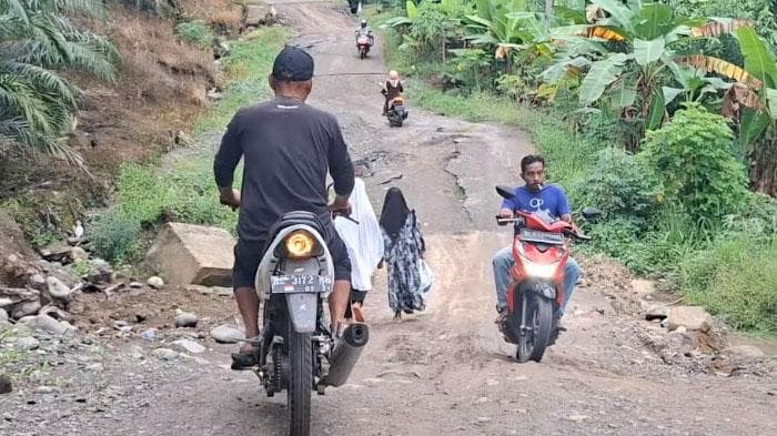 Jalan Teupin Mane-Simpang Jaya Rusak Parah, Warga Bireuen Kesulitan Akses
