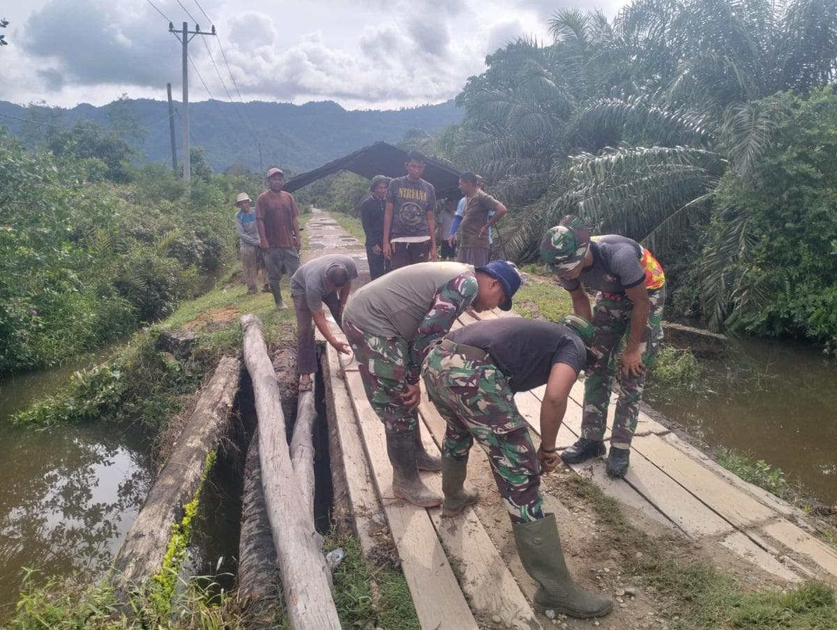 TNI dan Warga Aceh Selatan Bangun 3 Jembatan Aramco untuk Akses Transportasi
