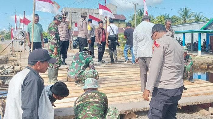 Kendaraan Mengular di Lokasi Jembatan Darurat Menuju Singkil