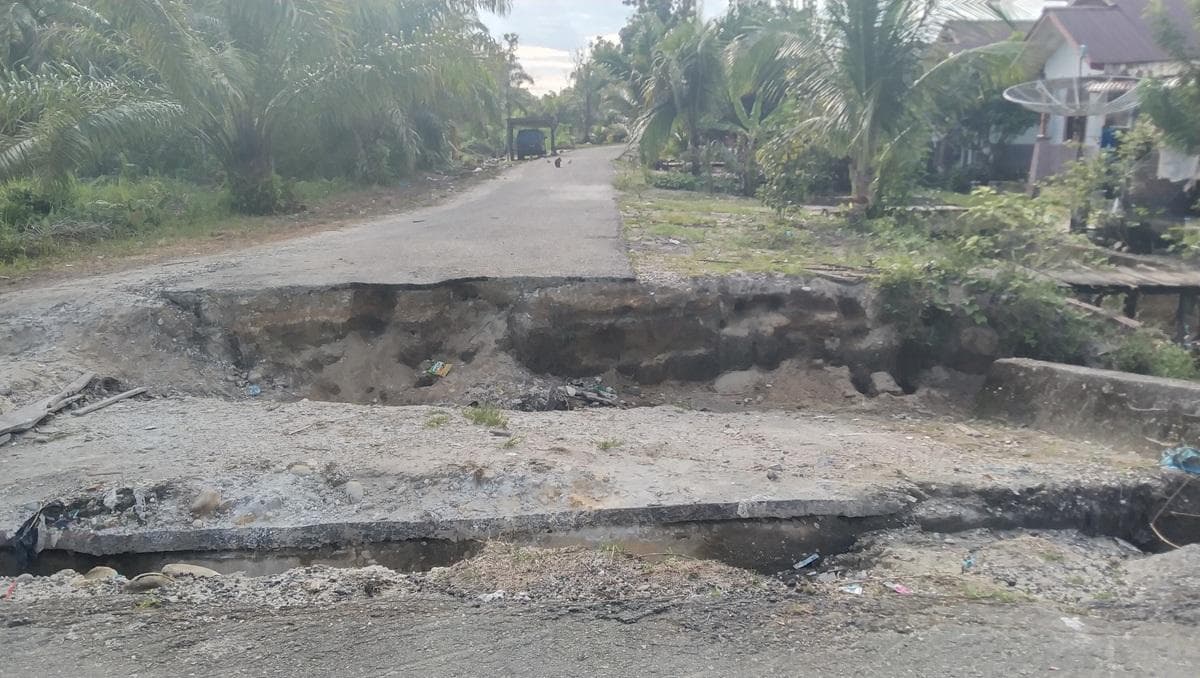 Jembatan Ambruk di Gosong Telaga Barat Ganggu Aktivitas Warga
