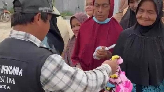 FK Umuslim Bersama IDI Bireuen Layani Kesehatan dan Salurkan Bantuan untuk Pengungsi Banjir
