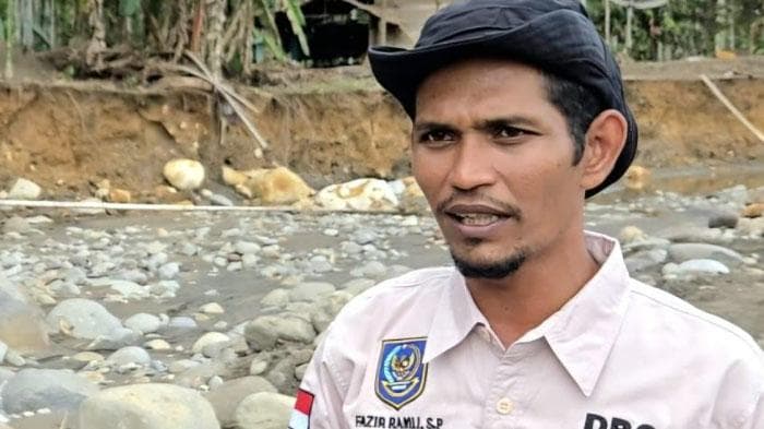 Rakit Jadi Penyeberangan Warga Sawang Aceh Utara Pasca Banjir Bandang