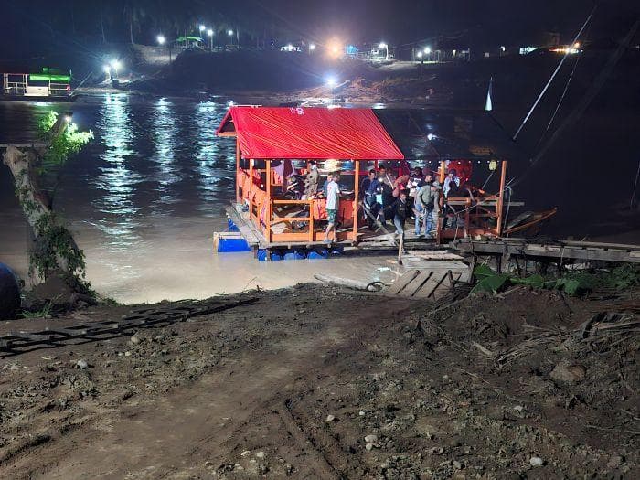 Perahu Oranye Jadi Penyelamat Warga Bireuen Pasca Jembatan Putus