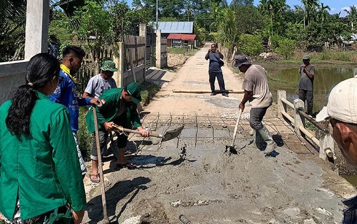 Mahasiswa Unimal Tambal Jalan Rusak di Dusun Cot Teungeh Aceh Utara