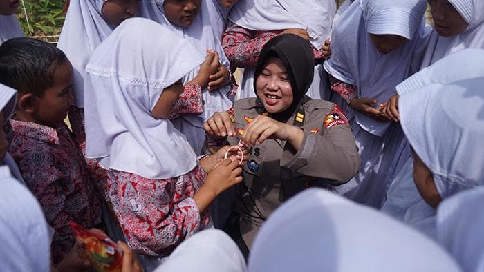 Mahasiswa STIK Lemdiklat Polri Angkatan 83 Saweu Sikula di SD Negeri 2 Seulalah Langsa