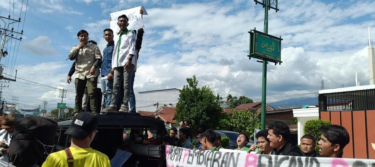 Massa Demo di Aceh Tenggara Minta Polri Usut Akun Fake Donokasino Dono Dono